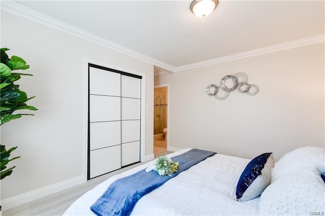 bedroom featuring light wood-style floors, baseboards, and crown molding