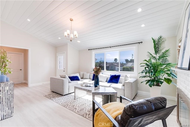 living room with a notable chandelier, light wood finished floors, lofted ceiling, recessed lighting, and baseboards