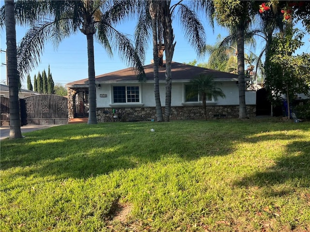 view of front of property featuring a front lawn