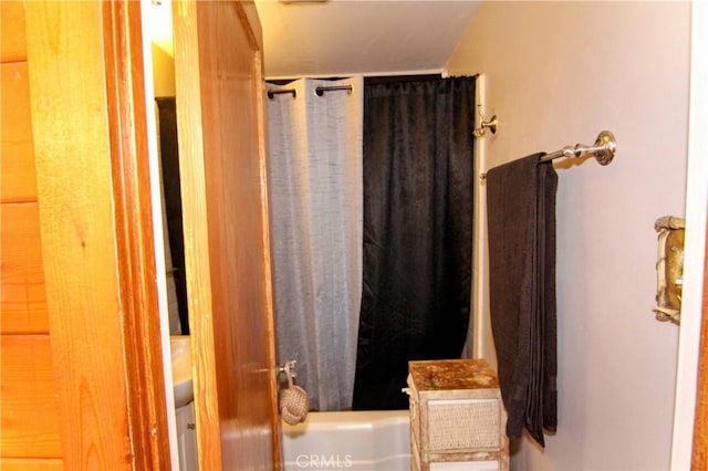 full bath with shower / tub combo with curtain