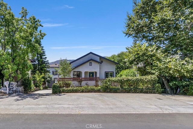 view of front of home featuring a fenced front yard and stucco siding