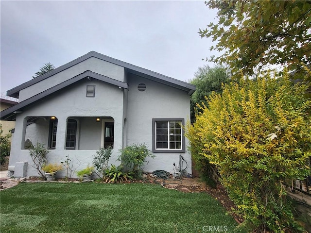 view of front of property featuring a front yard