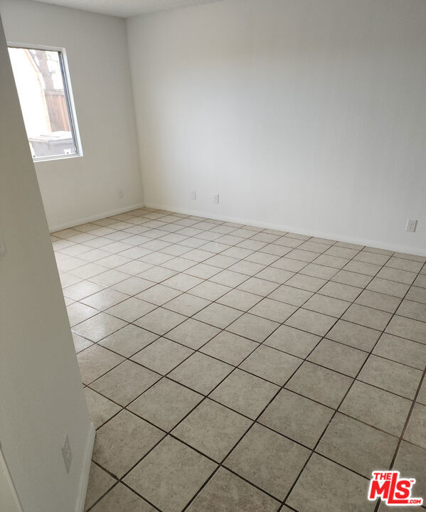 unfurnished room featuring light tile patterned floors