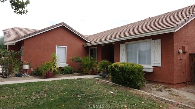 view of front facade with a front lawn