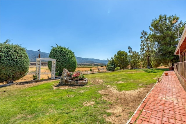 view of yard featuring a mountain view