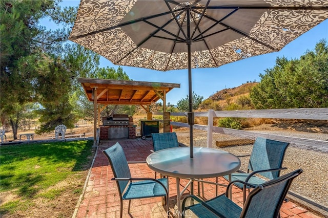 view of patio featuring an outdoor kitchen and grilling area