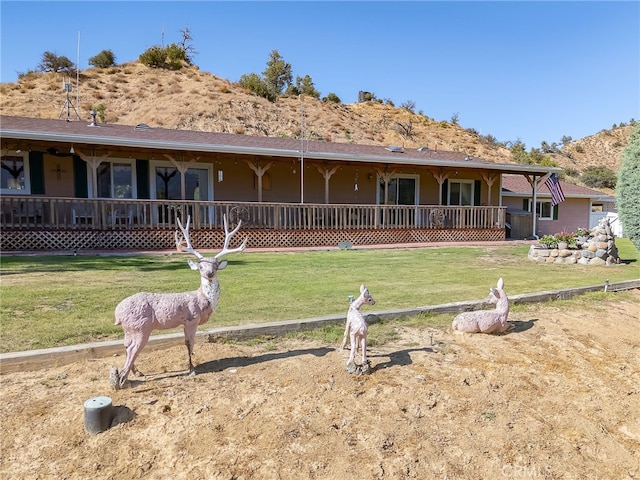 view of front facade featuring a mountain view and a front yard