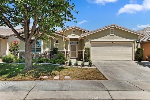 craftsman inspired home featuring stucco siding, an attached garage, a front yard, stone siding, and driveway