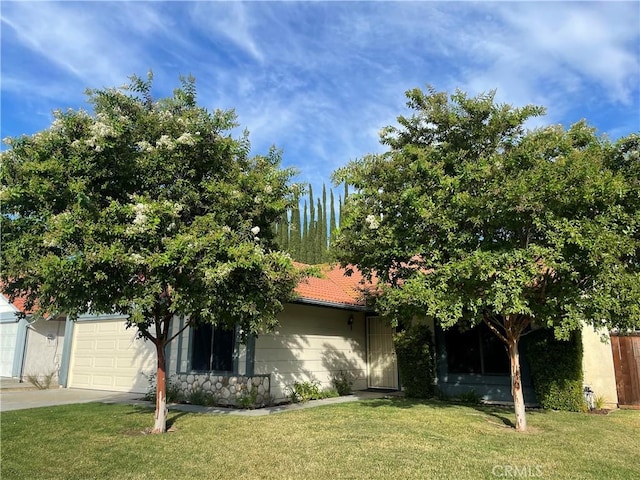 view of front facade featuring a front yard and a garage