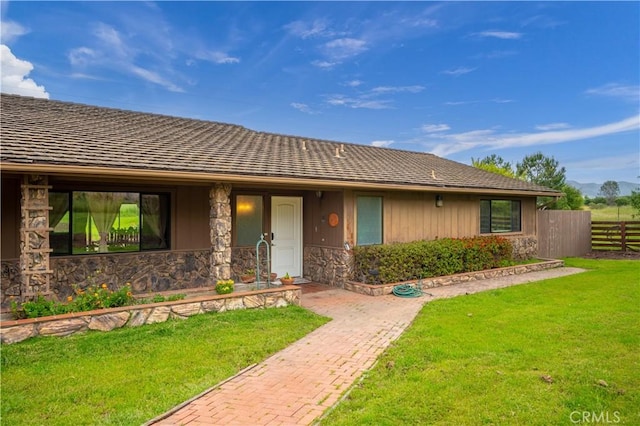 ranch-style home with a front yard