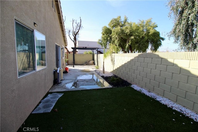 view of yard featuring a patio