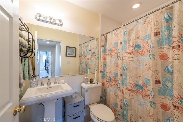 637 S Grand Ave Unit 4, San Pedro, CA 90731 - bathroom featuring recessed lighting and curtained shower