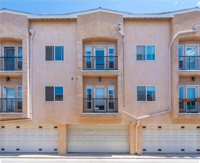 637 S Grand Ave Unit 4, San Pedro, CA 90731 - view of property featuring an attached garage