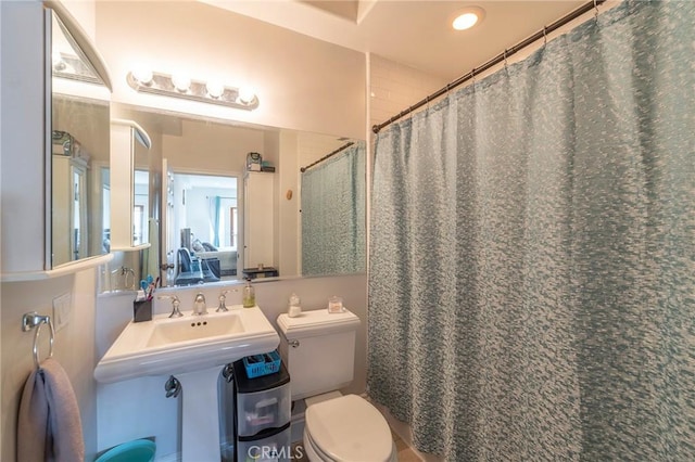 637 S Grand Ave Unit 4, San Pedro, CA 90731 - bathroom with toilet and curtained shower