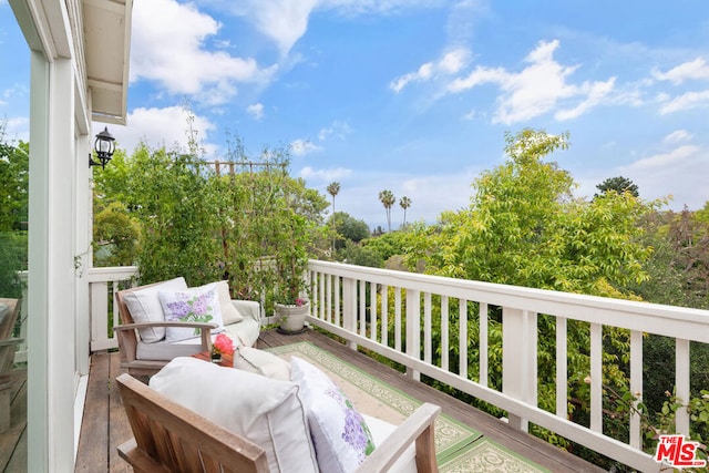 balcony featuring an outdoor hangout area