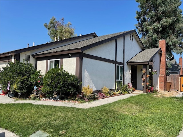 view of front of property featuring a front yard