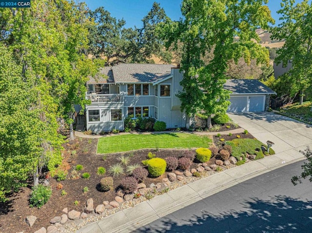 view of front property featuring a garage and a front yard