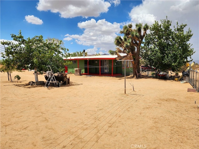 view of yard featuring an outbuilding