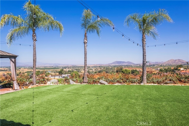 view of yard with a mountain view