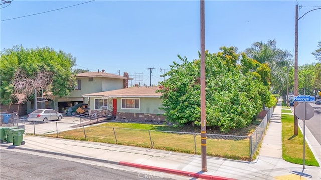 view of front of home featuring a front yard