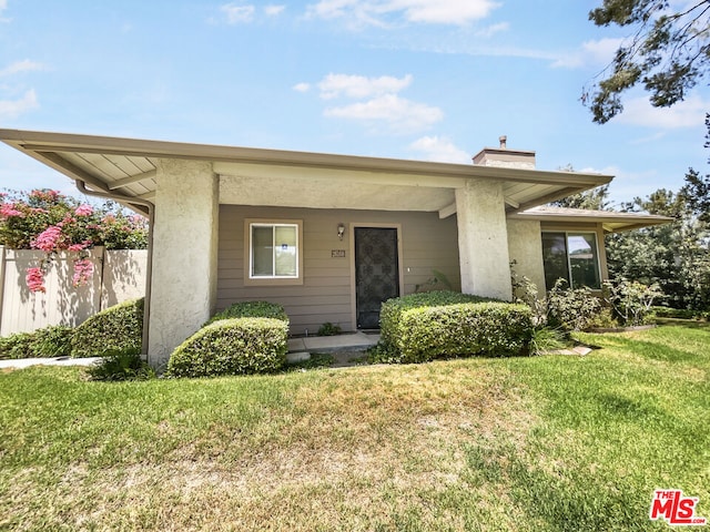 view of front facade with a front yard