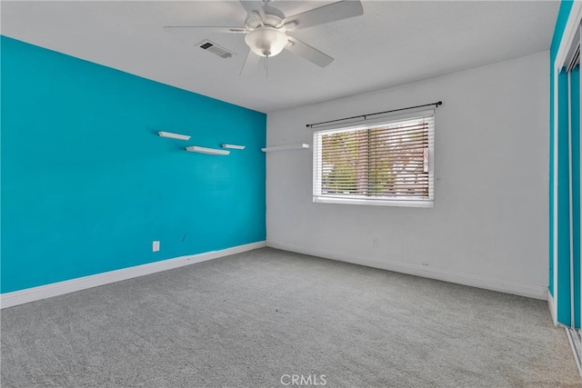 carpeted empty room featuring ceiling fan