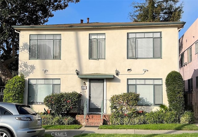 view of front facade featuring stucco siding