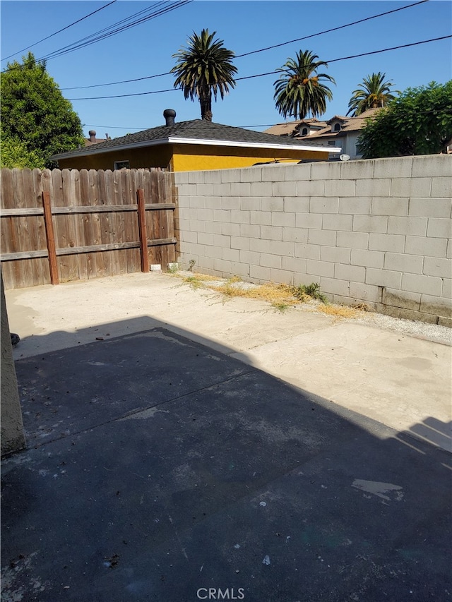 view of yard with a patio