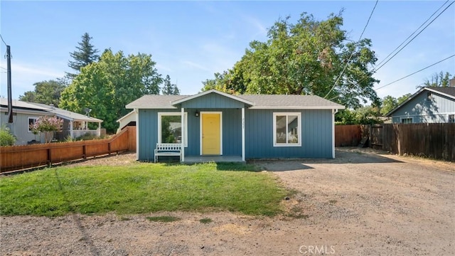 view of front of house with a front lawn