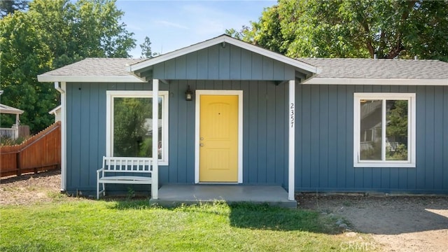 view of front of house featuring a front lawn