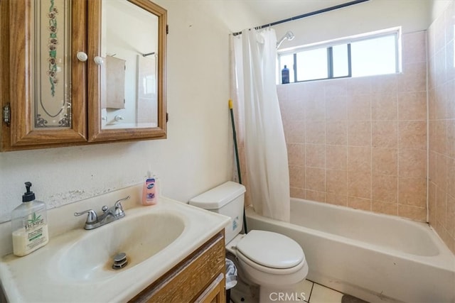 bathroom with shower / tub combo with curtain, vanity, and toilet