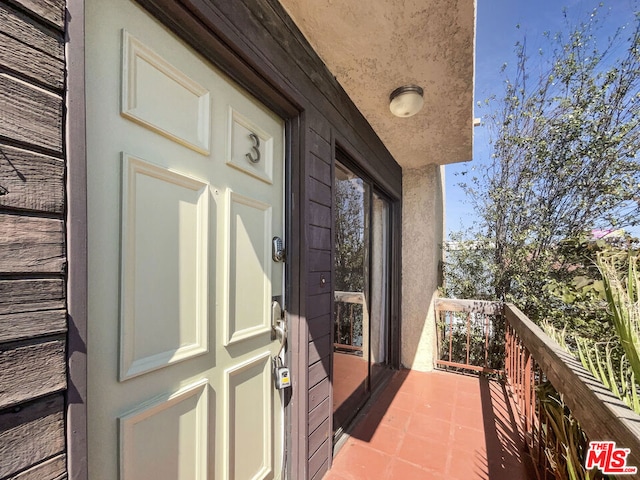 entrance to property featuring a balcony