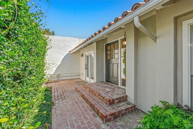 entrance to property featuring a patio area