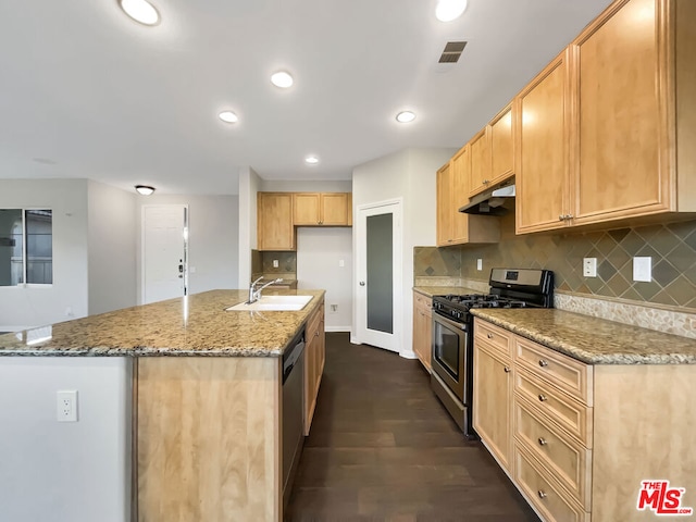 kitchen with light brown cabinetry, stainless steel appliances, sink, a center island with sink, and dark hardwood / wood-style floors