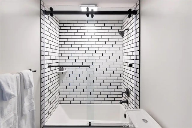 bathroom featuring tiled shower / bath