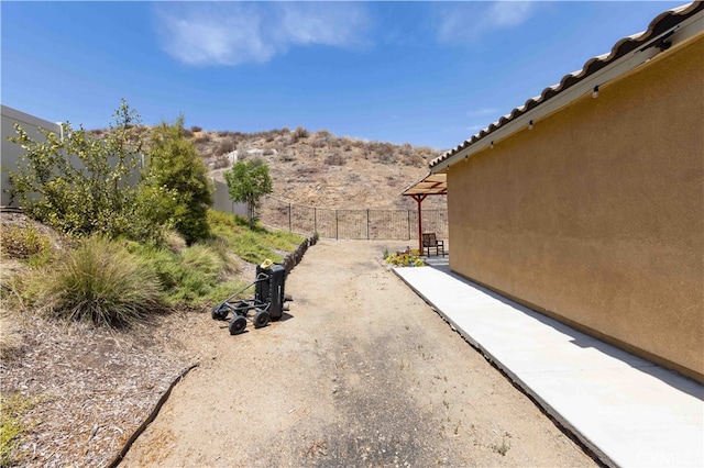 view of yard featuring a mountain view