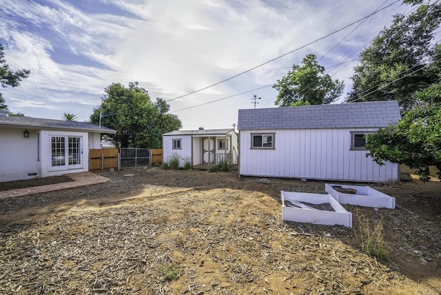 view of yard featuring an outbuilding