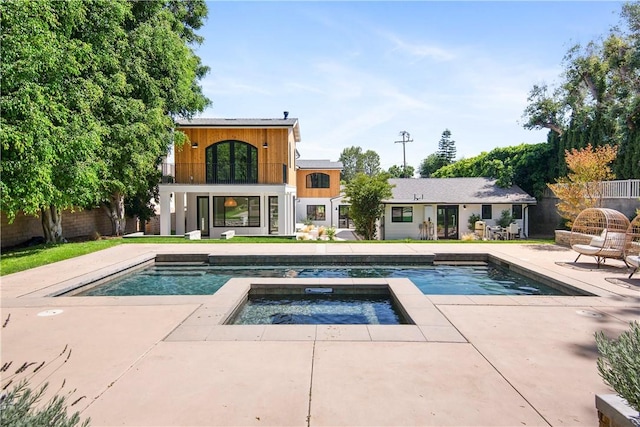 view of pool featuring an in ground hot tub