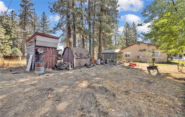 view of yard featuring a storage unit