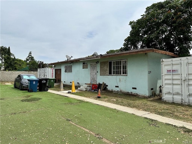 view of front of home featuring a front yard