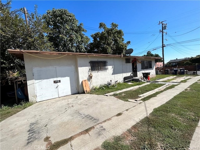 single story home with a front lawn