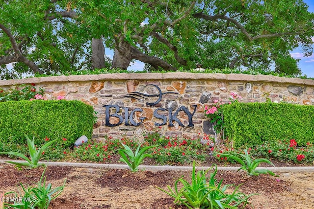 view of community / neighborhood sign