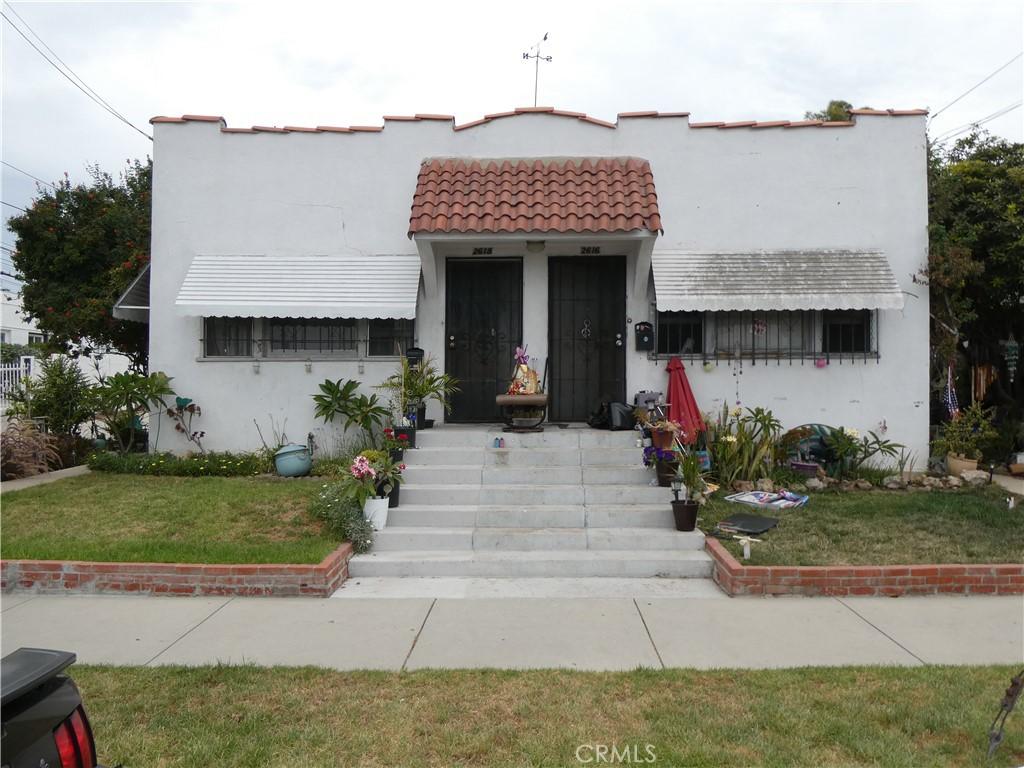 view of front of house featuring a front yard