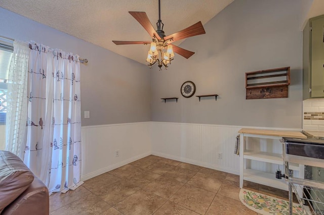 dining area featuring light tile patterned floors, a textured ceiling, and ceiling fan