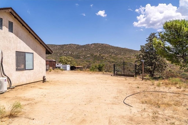 view of yard featuring a mountain view