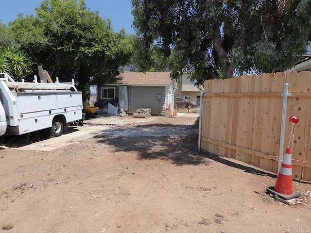 view of front of property featuring fence