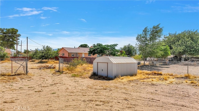 view of yard featuring a storage shed