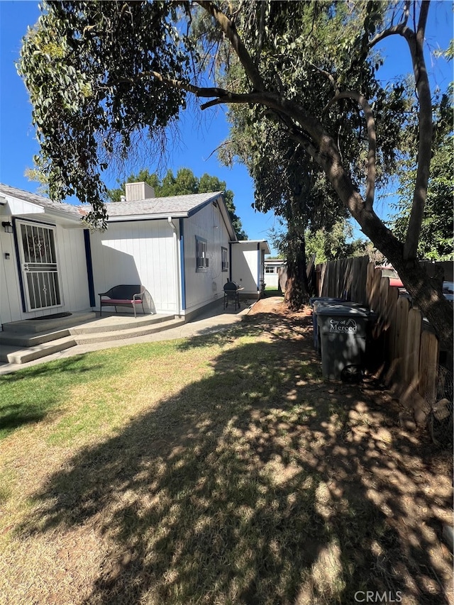 view of yard featuring a patio area