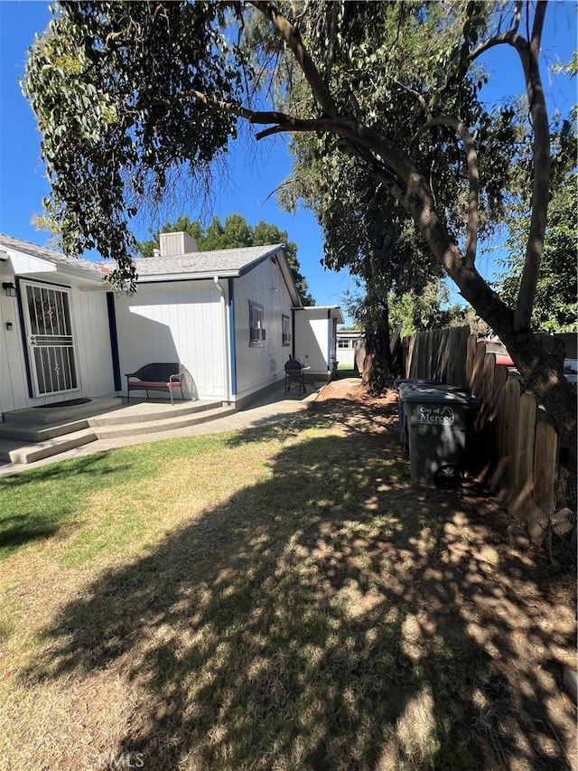 view of yard featuring a patio area