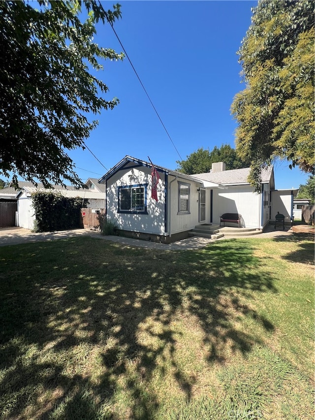 view of front of property with a front lawn